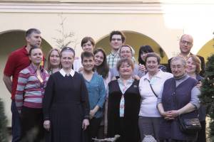 Gruppenbild mit Männer und Frauen, die eine Katechetenausbildung absolvieren