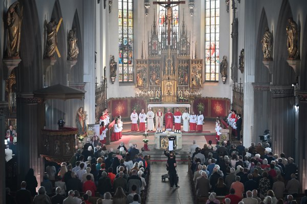 Blick von oben in die Pfarrkirche St. Martin in Kaufbeuren während des Pfingst-Gottesdienstes, der vom ZDF live übertragen wurde (in der Mitte des Bildes ist eine Kamera zu sehen).