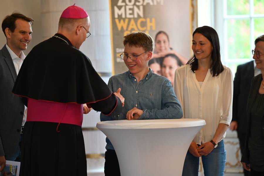 Weihbischof Florian Wörner gratuliert den Schülerinnen und Schülern der 
Brunnenschule Königsbrunn zum ersten Preis.