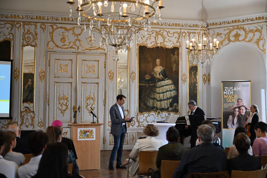 Im reich geschmückten Rokokosaal der Regierung von Schwaben fand die Preisverleihung des Schulwettbewerbs statt, den Renovabis, die Regierung von Schwaben und das Bistum Augsburg gemeinsam ausgelobt haben.