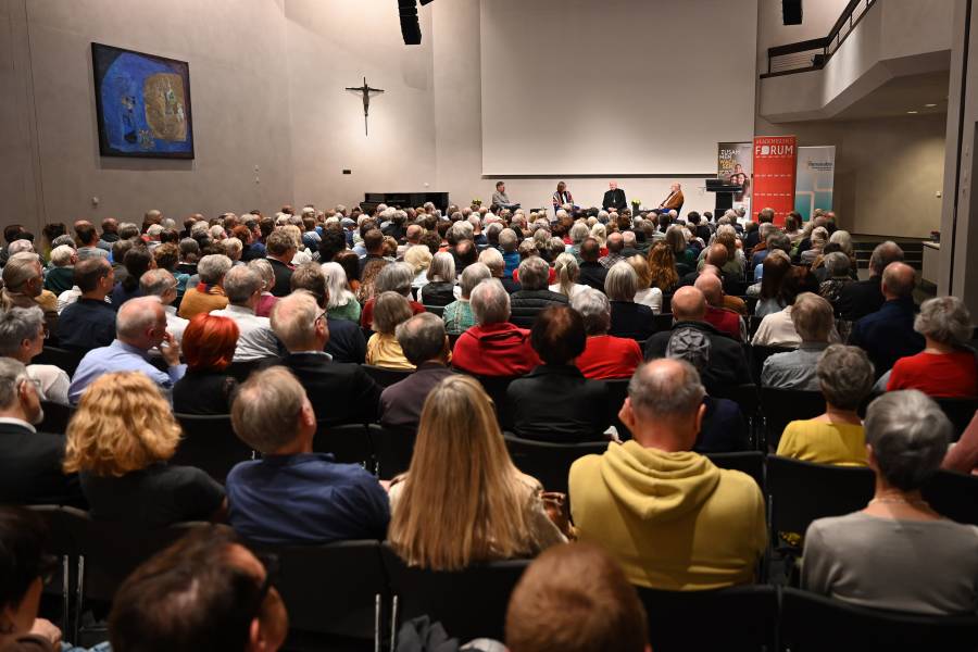 Ein voll besetzter Saal im Haus Sankt Ulrich in Augsburg: Weitere Gäste, die ebenfalls an der Abendveranstaltung mit Prof. Harald Lesch teilnehmen wollten, mussten sogar abgewiesen werden.