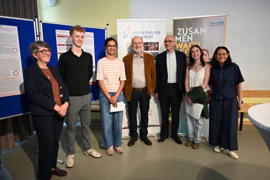 Eine Gruppe von Schülerinnen und Schülern vom Jakob-Fugger-Gymnasium in Augsburg zusammen mit Prof. Harald Lesch und Renovabis-Leiter Thomas Schwartz.