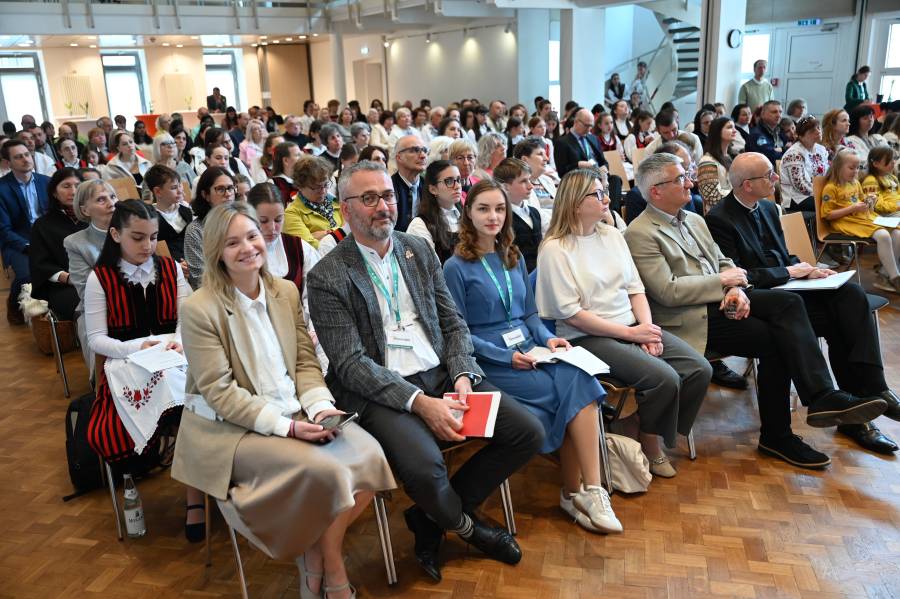 Die Renovabis-Gäste beim Empfang im Augsburger Kolpinghaus: (v.l.) Vaida Kasulaitienė aus Litauen, Prof. Harutyun Harutyunyan aus Armenien und Anna Sobolevska aus der Ukraine.
