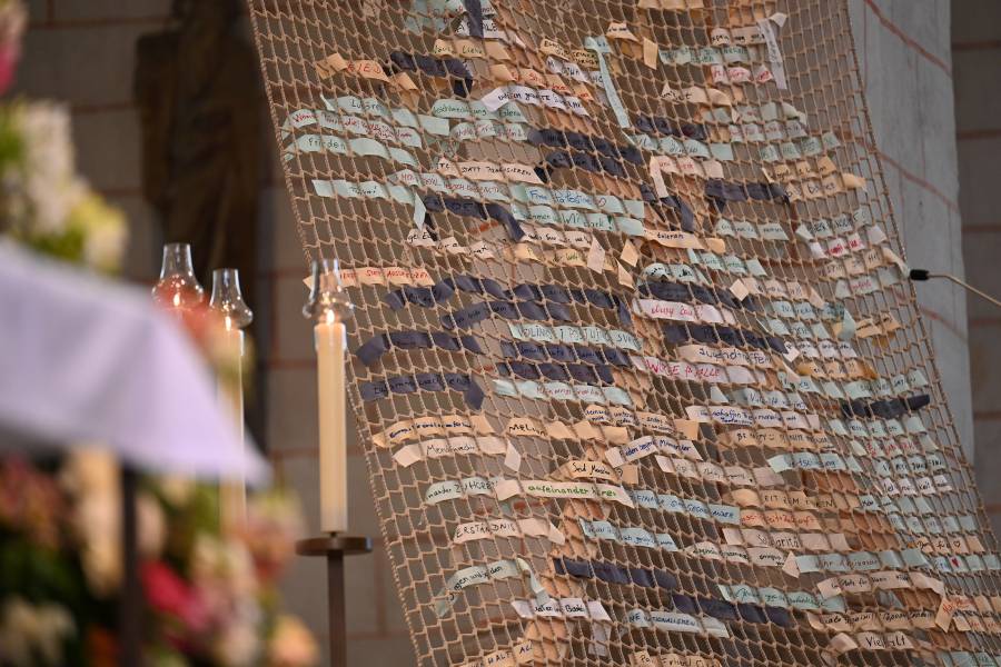 Ein „Solidaritätsnetz“ vor dem Altar weist auf die wichtige Bedeutung von Zusammenhalt, Solidarität und Vertrauen im gesellschaftlichen Miteinander hin. Einzelne Bänder tragen Aufschriften wie „Verantwortung füreinander“, „Solidarität“ und „Würde“.