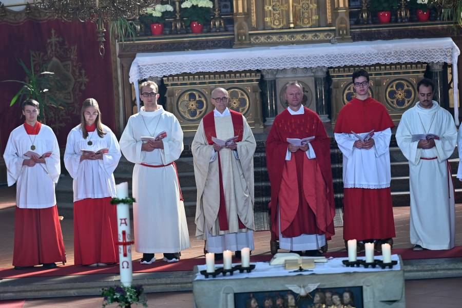 Aufnahme aus dem Pfingstgottesdienst in Kaufbeuren: In der Mitte stehen Renovabis-Leiter Pfarrer Thomas Schwartz und Pfarrer Bernhard Waltner, umgeben von Ministrantinnen und Ministranten.