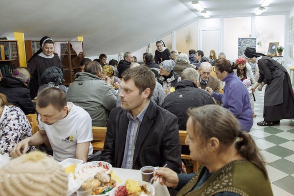 Menschen in einem Speisesaal