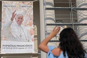 Transparent mit Papst Franziskus an der Kathedrale von Vilnius