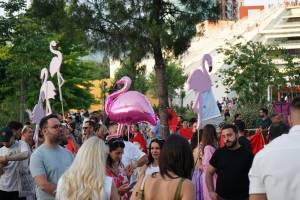 Das Bild zeigt eine Gruppe Protestanten, die Luftballon-Flamingos in die Höhe strecken.