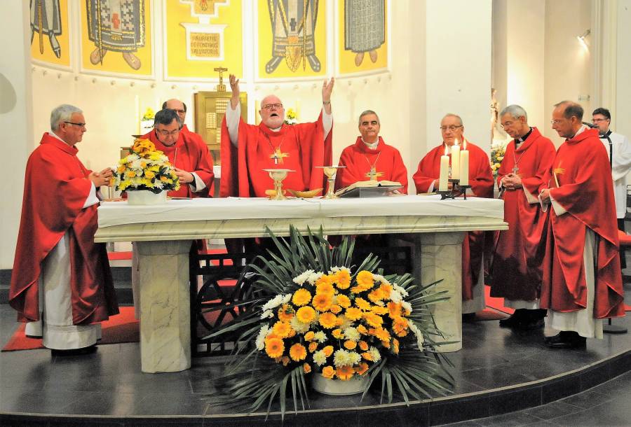 Erzbischof Reinhard Kardinal Marx am Altar