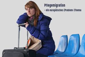 Eine junge Frau mit langen rotbraunen Haaren sitzt an einer Reihe blauer Kunststoffsitze. Sie trägt eine dicke blaue Winterjacke und lehnt sich mit ernstem, nachdenklichem Gesichtsausdruck auf den ausgezogenen Griff eines schwarzen Rollkoffers. Neben ihr steht eine beigefarbene Tasche. Der Hintergrund ist hellgrau und schlicht. Rechts oben steht in dunkelblauer Schrift: „Pflegemigration – ein europäisches (Problem-)Thema“.
