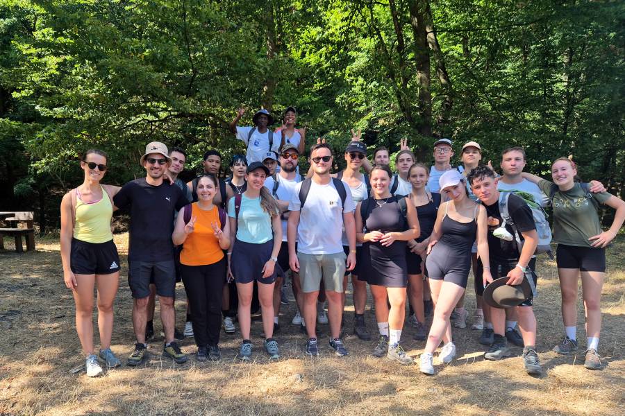 Gruppenbild in einem Wald während einer Wanderung.