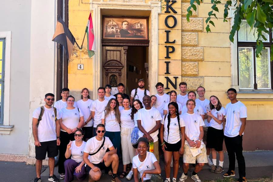 Gruppenfoto vor dem Kolpinghaus