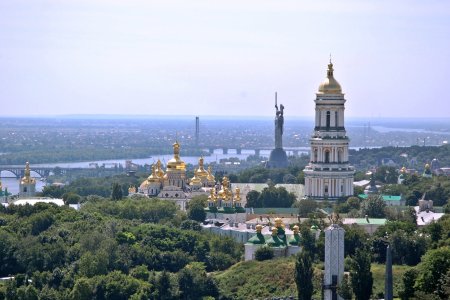 Das auf den Hügeln des Westufers des Dnepr gelegene Höhlenkloster und die Mutter-Heimat-Statue, dahinter der Dnepr und dessen flaches Ostufer (Kiew, Ukraine)