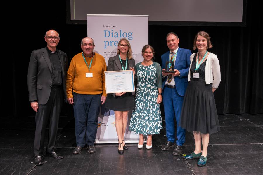 Gruppenbild mit sechs Personen im Rahmen der Verleihung des Freisinger Dialogpreises an die Stiftung Kreisau für Europäische Verständigung.