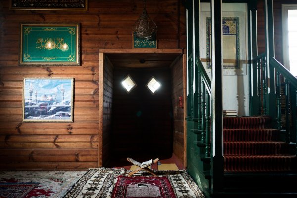 Weil die muslimische Gemeinde sehr klein ist, findet der Gottesdienst in der Moschee nicht regelmäßig statt.