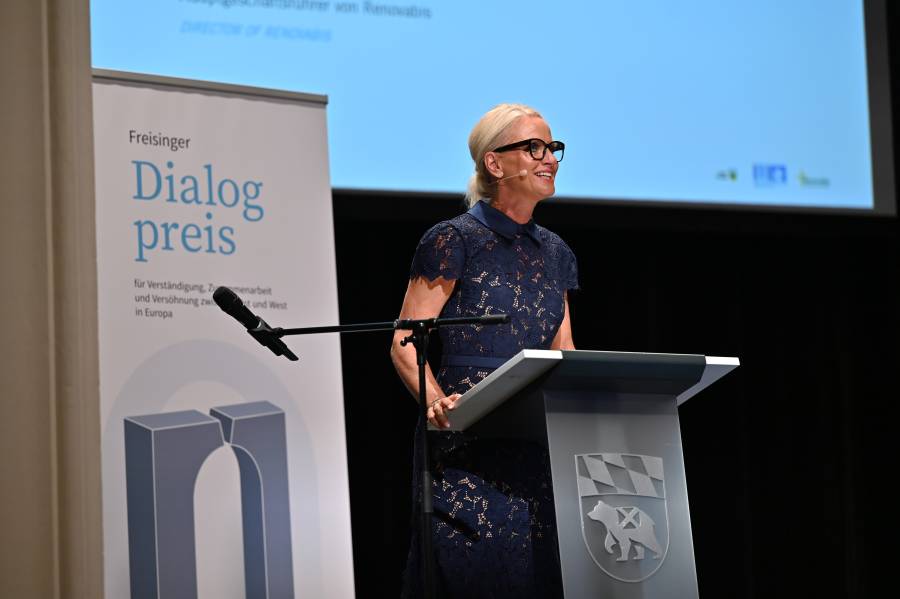 Angela Flohr, 1. Vorsitzende der Laienbühne Freising, führte als Moderatorin durch die Verleihung des Freisinger Dialogpreises.<br><small class="stackrow__imagesource">Quelle: Renovabis </small>