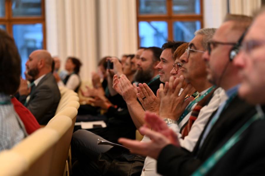 Das Publikum im Asamsaal verfolgt die Dialogpreisverleihung aufmerksam und spendet Applaus.<br><small class="stackrow__imagesource">Quelle: Renovabis </small>