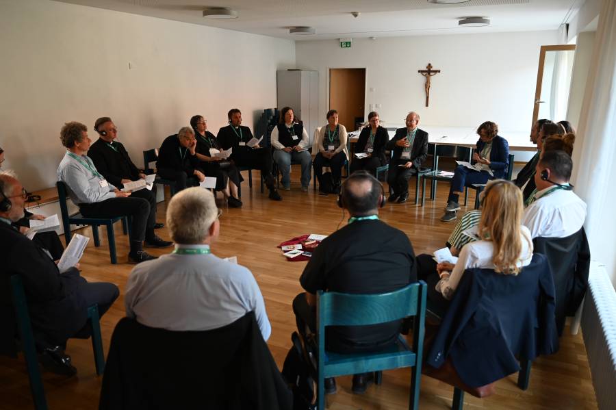 Workshop „Conversatio in Spiritu“ mit Pfr. Dr. Christian Hartl. Die Teilnehmenden üben das „Gespräch im Heiligen Geist“ und nehmen sich Zeit für gemeinsames Hören, geistlichen Austausch und synodales Miteinander.<br><small class="stackrow__imagesource">Quelle: Renovabis </small>