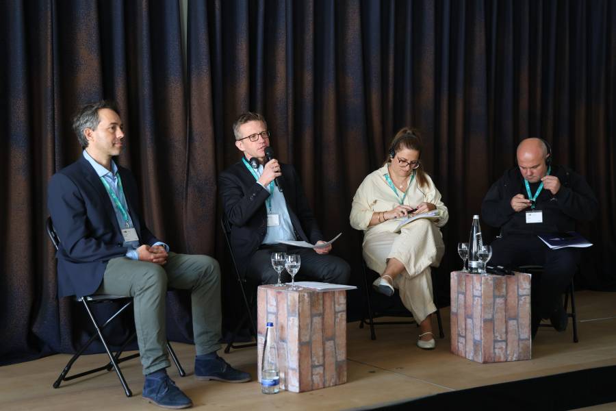 Podium 1: Prüft die Geister – Wahrheitssuche im digitalen Raum zwischen Algorithmen, Filterblasen und Orientierung, v.l.n.r.: Dr. Christopher Koska, Universität Augsburg, Lehrstuhl für Moraltheologie; Ralph Allgaier (Moderation), Bischöfliches Hilfswerk Misereor, Aachen; Assoc. Prof. Dr. Ana Jeličić, Zentrum für die Ethik digitaler Kommunikation und Algorithmenethik, Katholisch-Theologischen Fakultät der Universität Split, Kroatien; Pater Damir Stojić SDB, Kroatische Provinz der Salesianer Don Boscos, Zagreb, Kroatien<br><small class="stackrow__imagesource">Quelle: Renovabis </small>