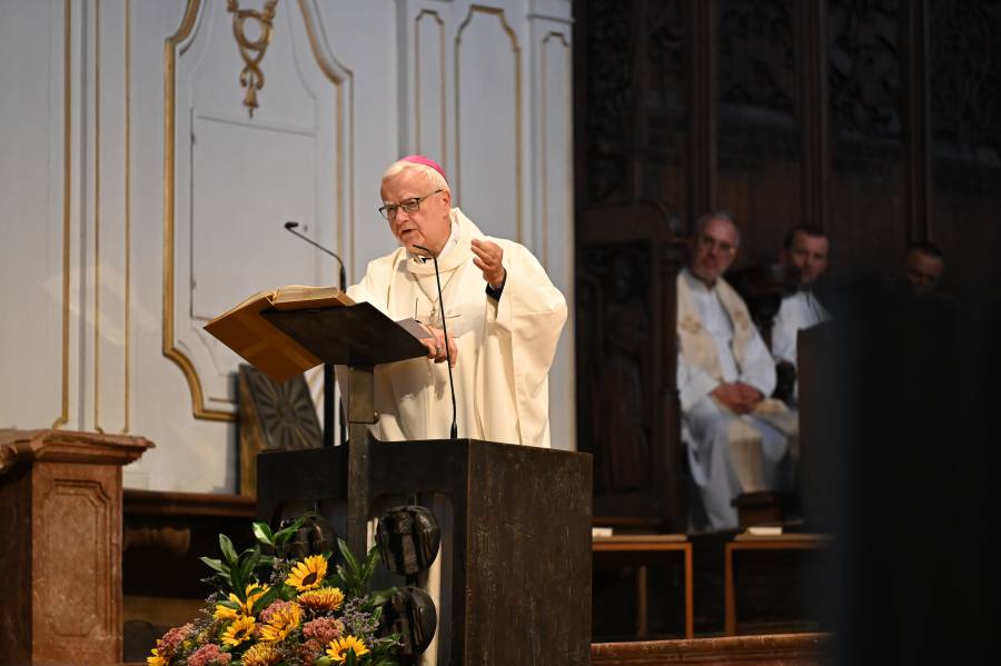 Erzbischof Dr. Heiner Koch, Erzbistum Berlin, hält die Predigt während der Eucharistiefeier zum Abschluss des ersten Kongresstages im Freisinger Dom. Hauptzelebrant war Kardinal Dr. Mario Grech, Generalsekretär der Bischofssynode im Vatikan.<br><small class="stackrow__imagesource">Quelle: Renovabis </small>