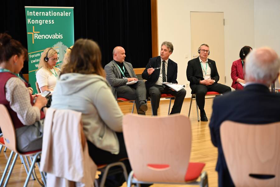 Gesprächsrunde „Glauben im Dialog mit anderen Religionsgemeinschaften – Brücken bauen in polarisierten Gesellschaften“ mit Irina Belskaia und Michail Kemerov von der Religiösen Vereinigung der Gemeinden des progressiven Judentums in Belarus, Pfr. Dr. Šimo Maršić vom Jugendzentrum „Johannes Paul II.“ in Sarajevo sowie Moderator Dr. Markus Ingenlath von Renovabis.<br><small class="stackrow__imagesource">Quelle: Renovabis </small>
