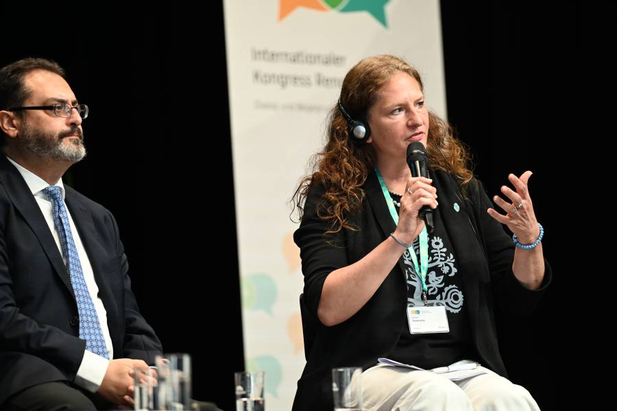 Tetiana Stawnychy, Präsidentin von Caritas Ukraine, im Gespräch mit Moderator Dr. Mario Galgano bei der Podiumsdiskussion „Bewahrt die Einheit – der Krieg gegen die Ukraine und die Spaltungen innerhalb Europas“ beim Internationalen Renovabis-Kongress.<br><small class="stackrow__imagesource">Quelle: Renovabis </small>