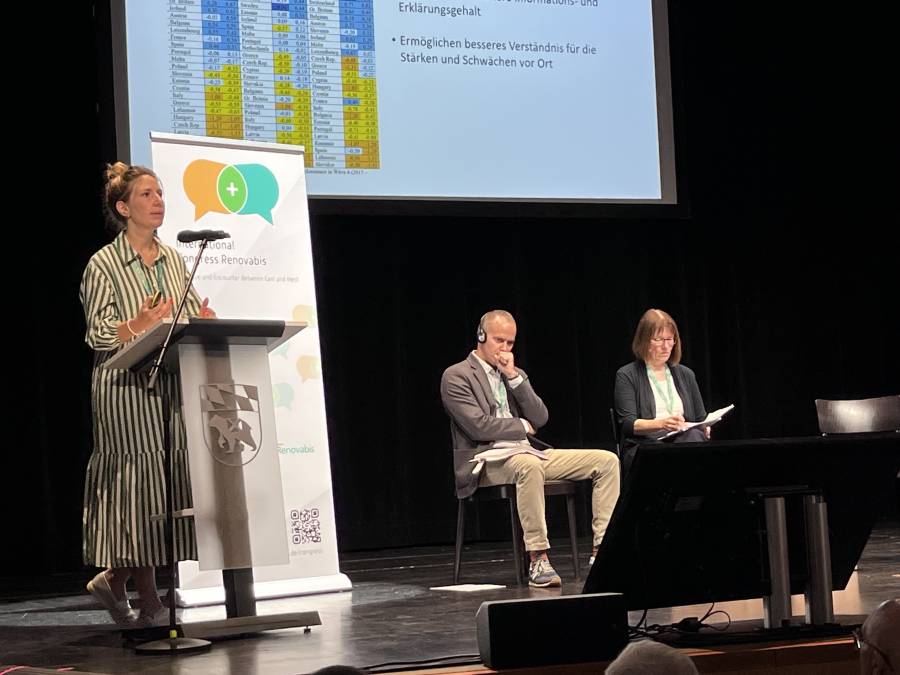 Dr. Regina Arant referiert zum Thema „Herausfordernde Zeiten in Europa – Auch für den gesellschaftlichen Zusammenhalt?“ beim Internationalen Renovabis-Kongress.<br><small class="stackrow__imagesource">Quelle: Renovabis </small>