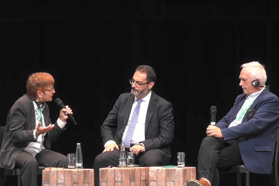Gesprächsrunde „Kirche(n) zwischen dem Ruf zur Einheit und Kräften der Spaltung“ mit Dr. Ana Raffai, Zbigniew Nosowski und Moderator Dr. Mario Galgano (Mitte) beim Internationalen Renovabis-Kongress.<br><small class="stackrow__imagesource">Quelle: Screenshot vom Livestream </small>