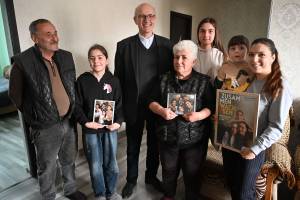 Renovabis-Hauptgeschäftsführer Thomas Schwartz auf einem Gruppenfoto, das in Armenien entstanden ist. Es zeigt den Leiter des Hilfswerks zusammen mit einer amenischen Familie. Die Mutter und zwei der Töchter sind auf dem Renovabis-Aktionsplakat 2026 zu sehen.
