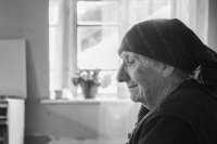 Schwarzweiß-Foto - Portrait einer alten Frau in Armenien