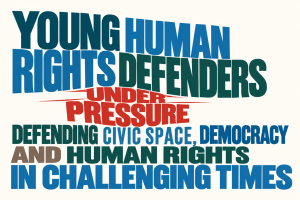 Typografische Illustration zu „Young Human Rights Defenders under Pressure“: Die Worte „Under Pressure“ werden sichtbar zwischen den umgebenden Textzeilen zusammengedrückt und verweisen auf den zunehmenden Druck auf Menschenrechtsverteidigerinnen und Menschenrechtsverteidiger, Demokratie und zivilgesellschaftliche Räume.