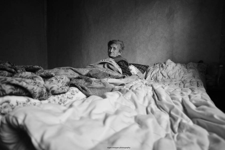 Schwarzweiß-Foto - Portrait einer alten Frau in Armenien im Bett