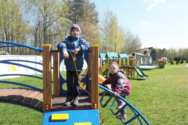 Kinder auf einem Spielplatz