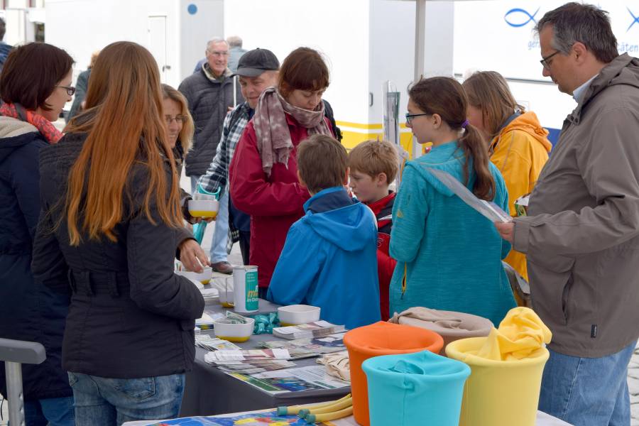 Menschen an einem Infostand