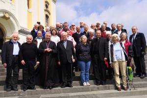 Pilgergruppe vor einer Kirche