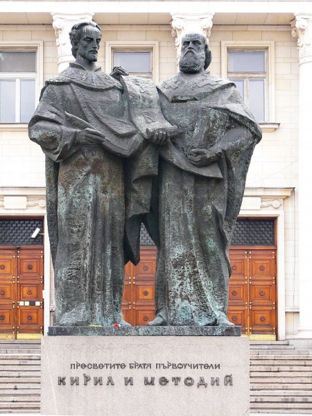 Denkmal von Kyrill und Method vor der nach ihnen benannten Nationalbibliothek in Sofia, Bulgarien.