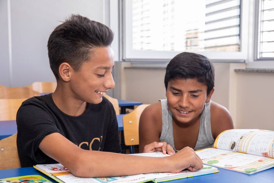 Zwei Jungen erledigen zusammen ihre Hausaufgaben