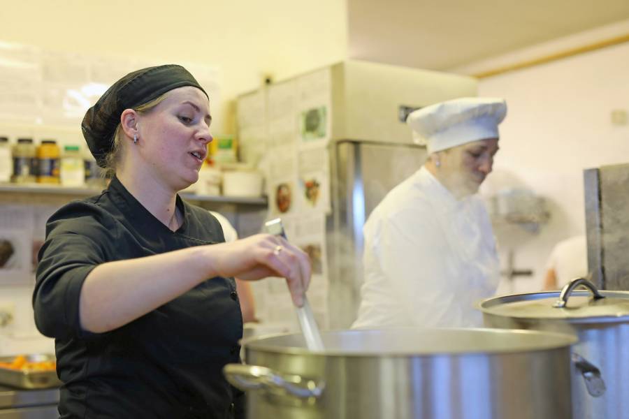 Zwei Frauen arbeiten in einer Küche