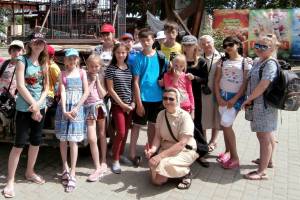 Kinder und Jugendliche in einem Freizeitpark.