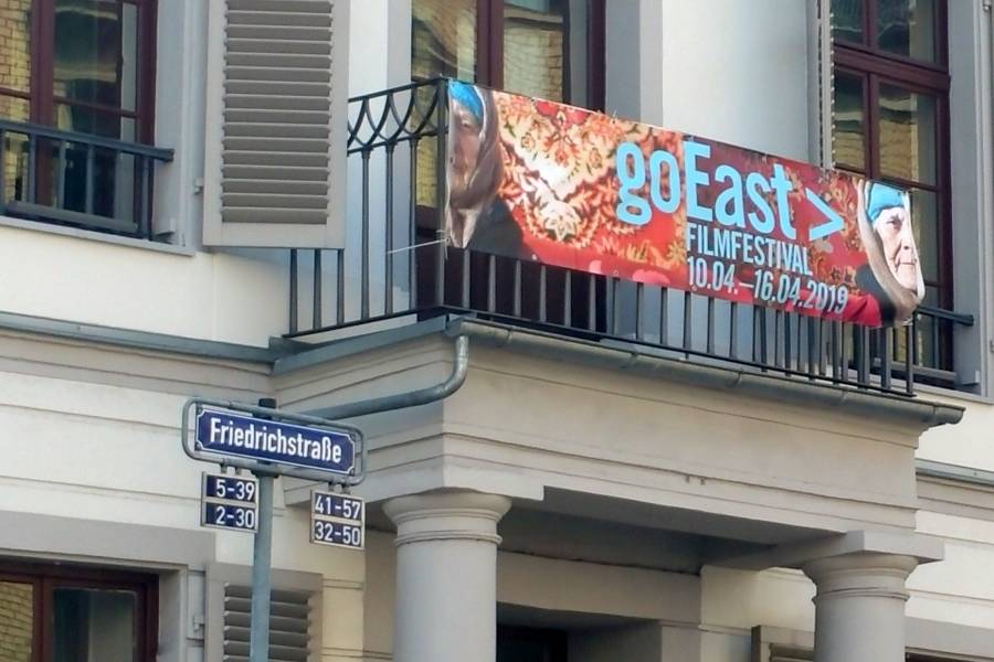 Transparent zur Bewerbung des Filmfestivals goEast an einem Balkon in Wiesbaden.