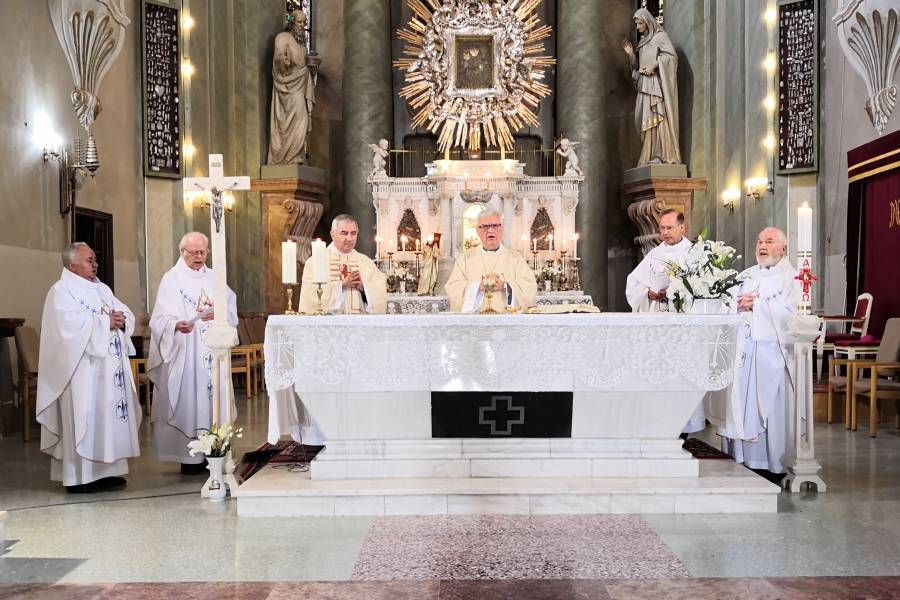 Feier der Hl. Messe in Maria Radna, Priester am Altar.