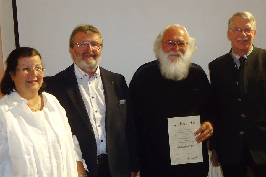 Pfarrer Jozsef Lankó mit Shalompreis-Urkunde.