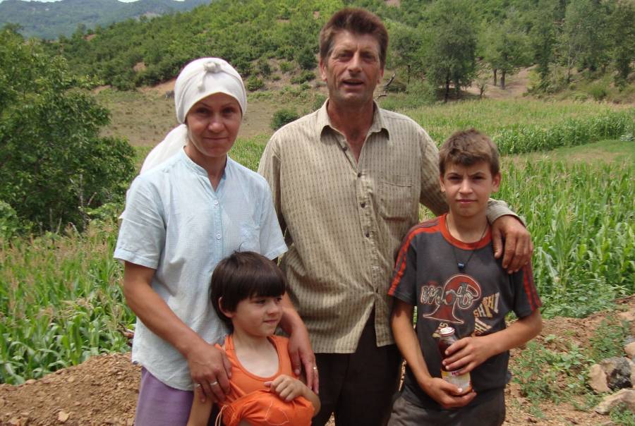Familie vor Feldern im Norden Albaniens, Vater Mutter, zwei Kinder.