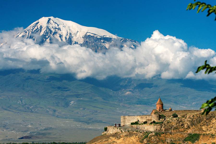 Kloster Chor Virap vor dem schneebedecktem Berg Ararat