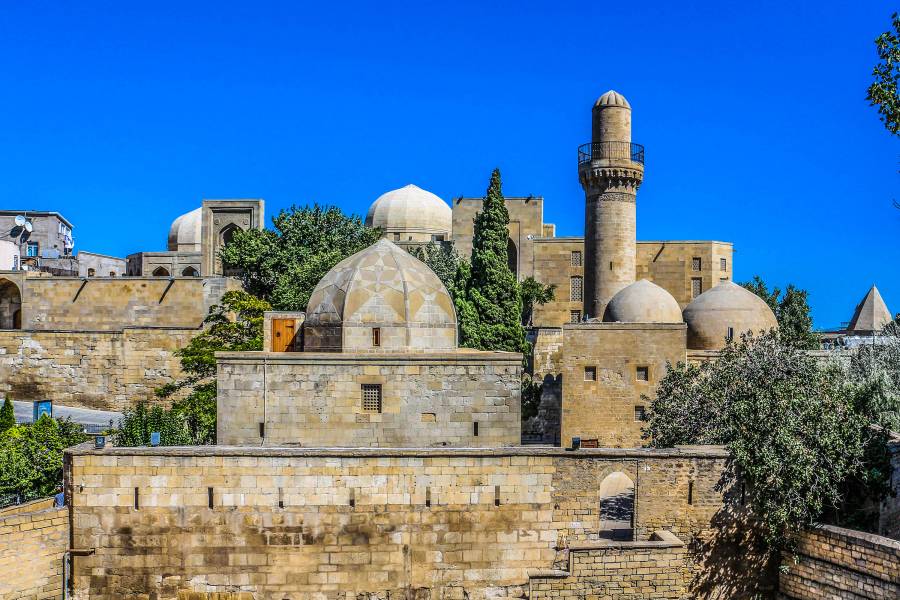 Die von Mauern umgebene Altstadt von Baku mit dem Palast der Schirwanschahs und dem Jungfrauenturm