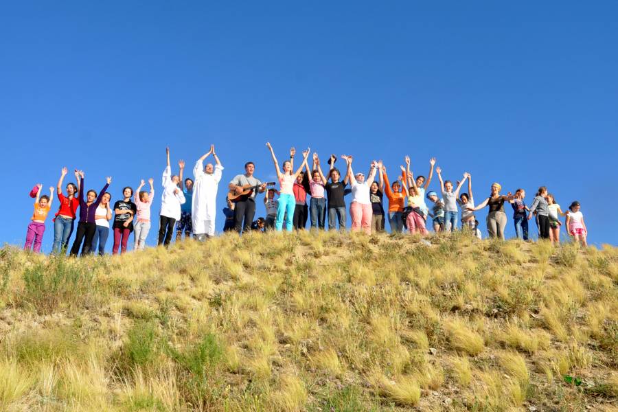 Gruppe Jugendlicher auf einem Hügel
