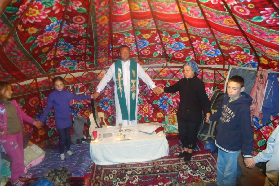 Gottesdienst mit Kindern in einer traditionellen Jurte
