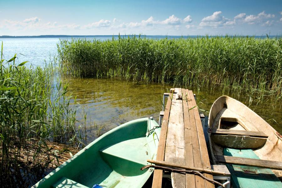 Zwei Boote an einem Seeufer