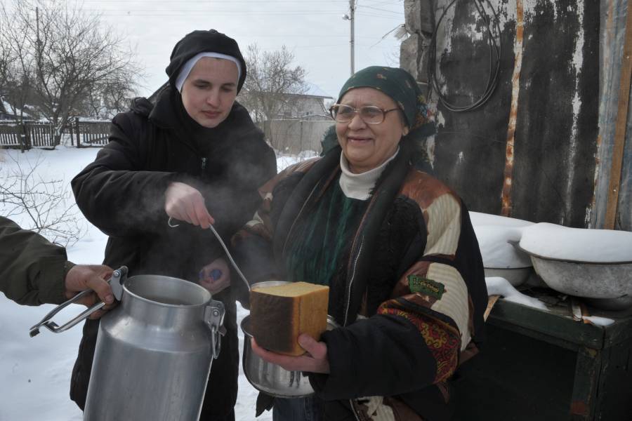 Zwei Frauen mit dampfender Suppe