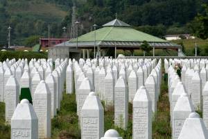 Gedenkstätte für die Opfer des Massakers von Srebrenica in Potočari, Bosnien.
